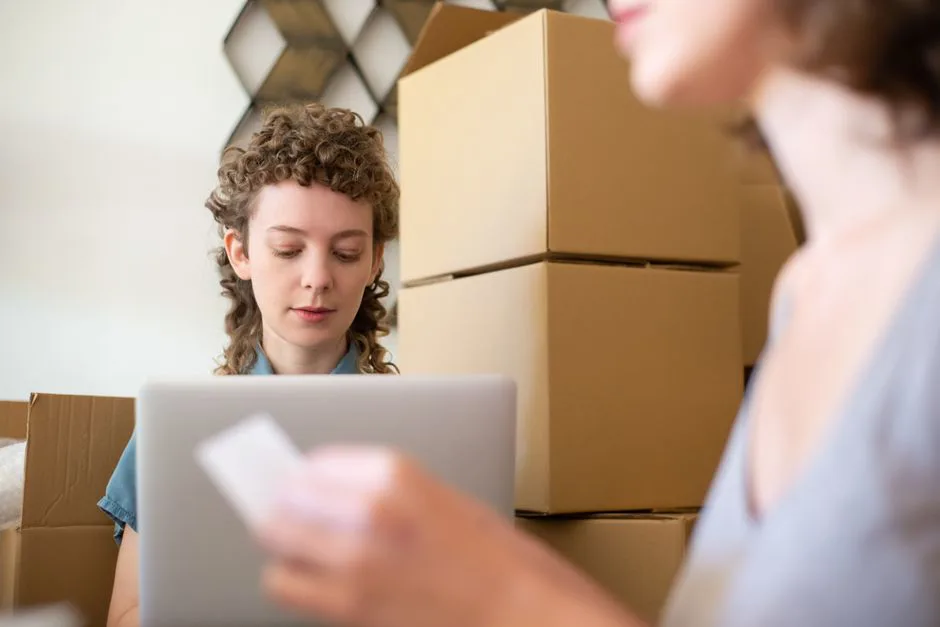 Shopify store dashboard showing orders shipped from US to Mexico with tracking updates