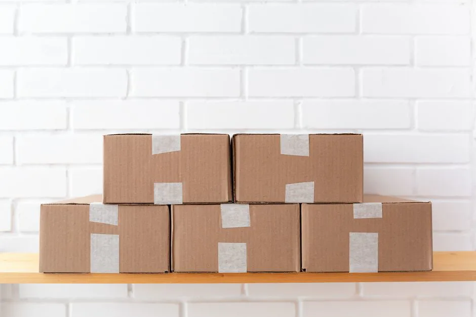 Almacén moderno con estanterías y trabajadores empacando cajas para ecommerce en México