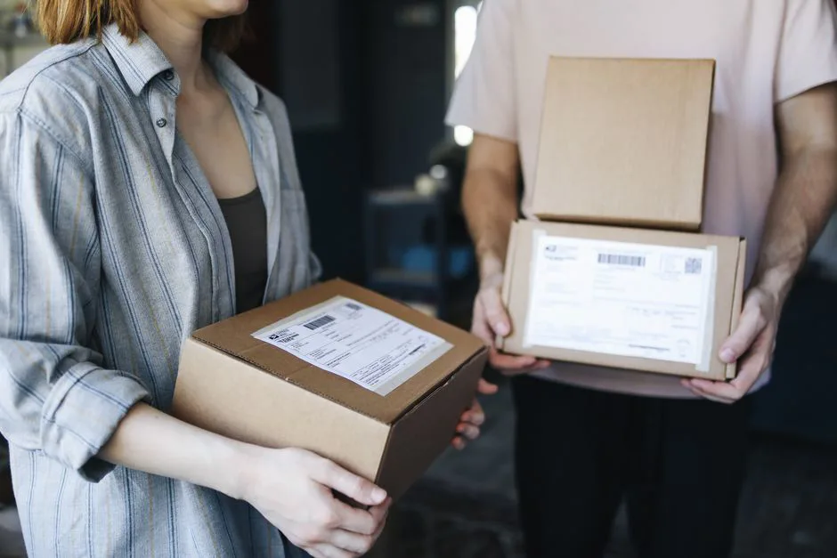 Meksika haritası üzerinde gümrük belgeleri ve küçük paketler